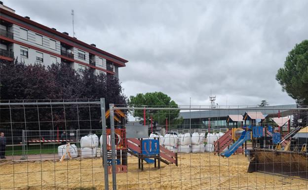 Comienza la instalación de suelo de caucho en el Parque Dolores Ibarruri de Miranda de Ebro 