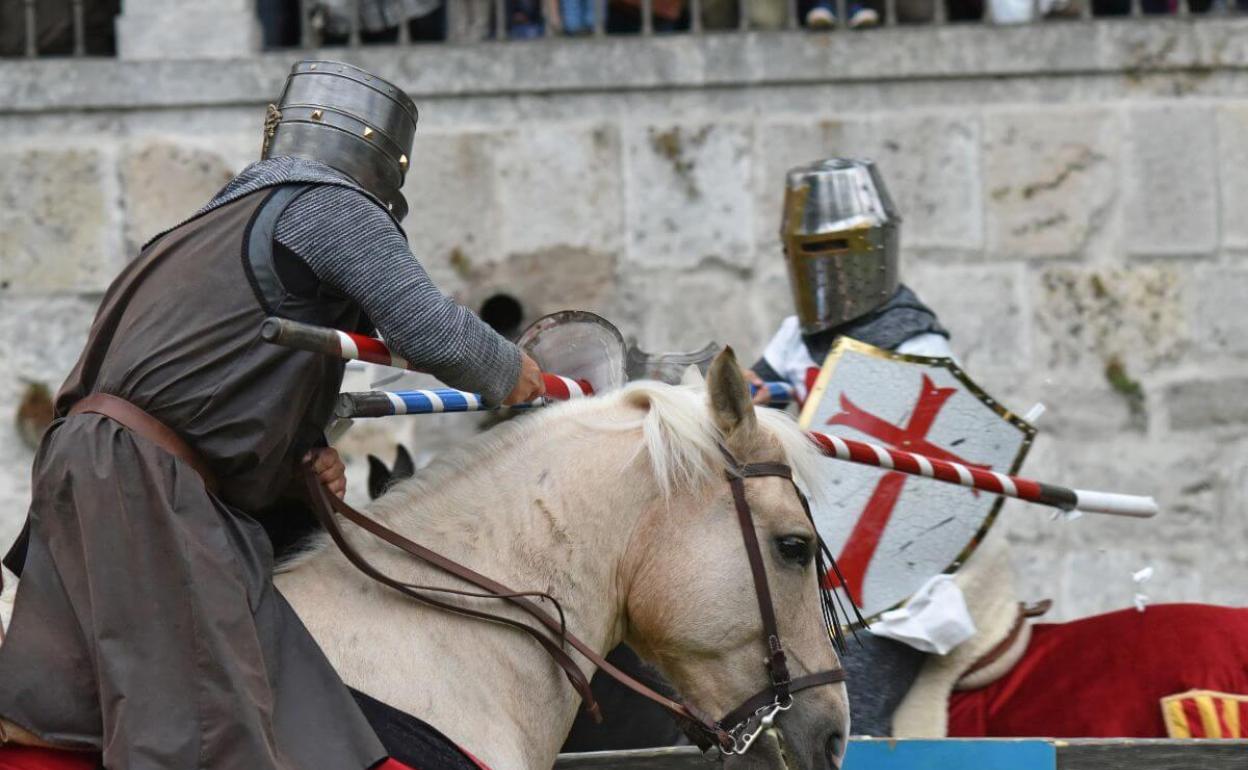 Dos caballeros disputan una justa durante una edición anterior del festival medieval, ahora llamado Burgos Cidiano