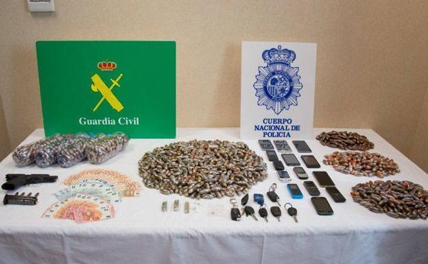 Imagen de la droga y objetos intervenidos durante la operación 'Renacimiento-Mouth'