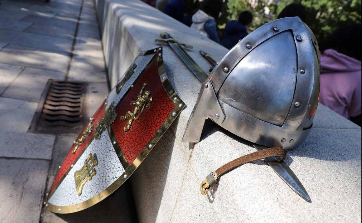 Escudo, caso y espada de uno de los cabalerros que participó el pasado año en el festival medieval predecesor del Burgos Cidiano