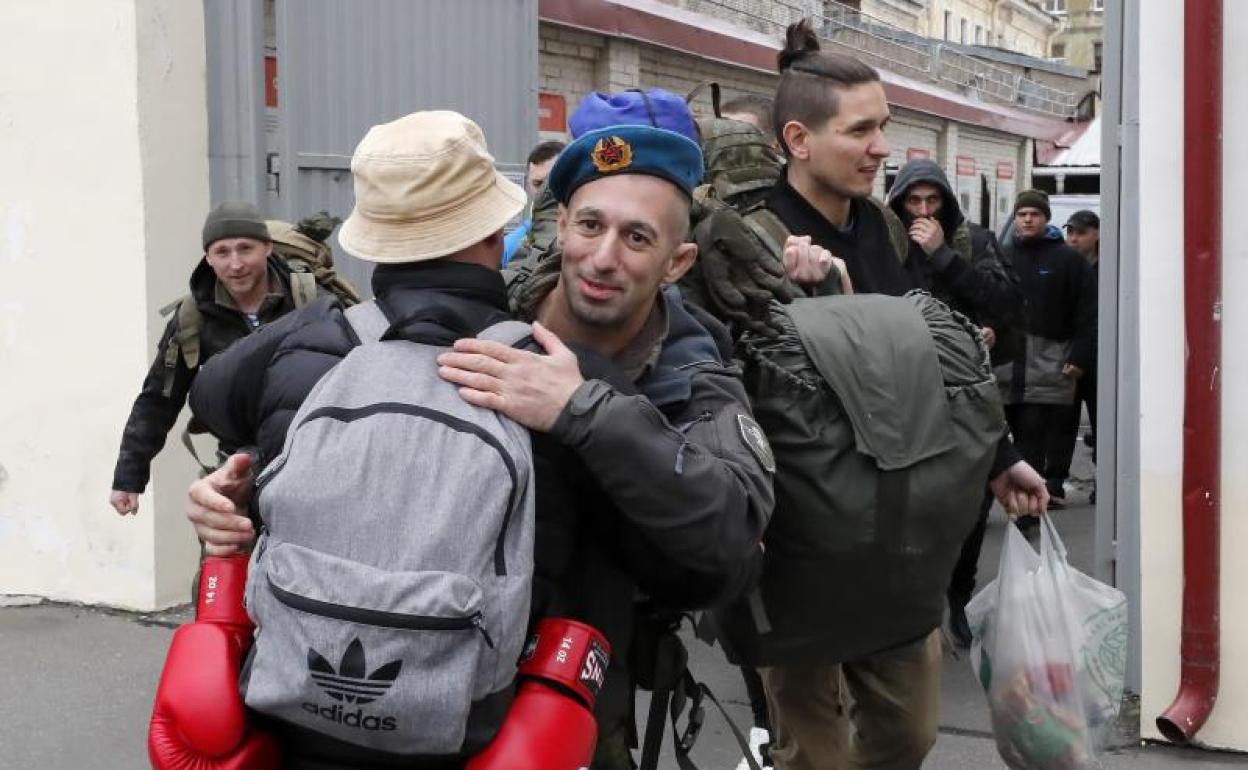 Un grupo de rusos recién alistados sale del centro de reclutamiento de San Petersburgo