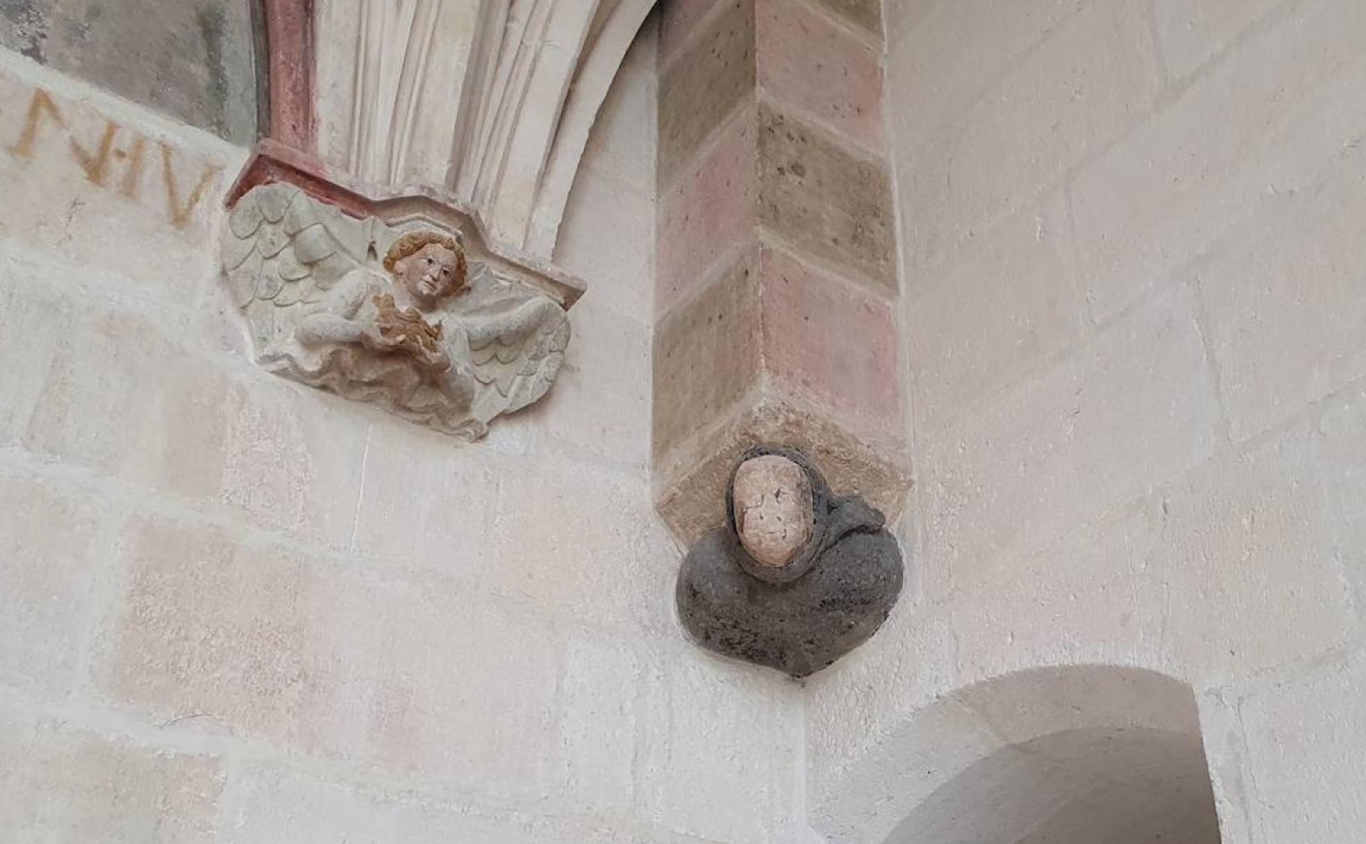 El rostro raspado está en el Claustro alto de la Catedral de Burgos.