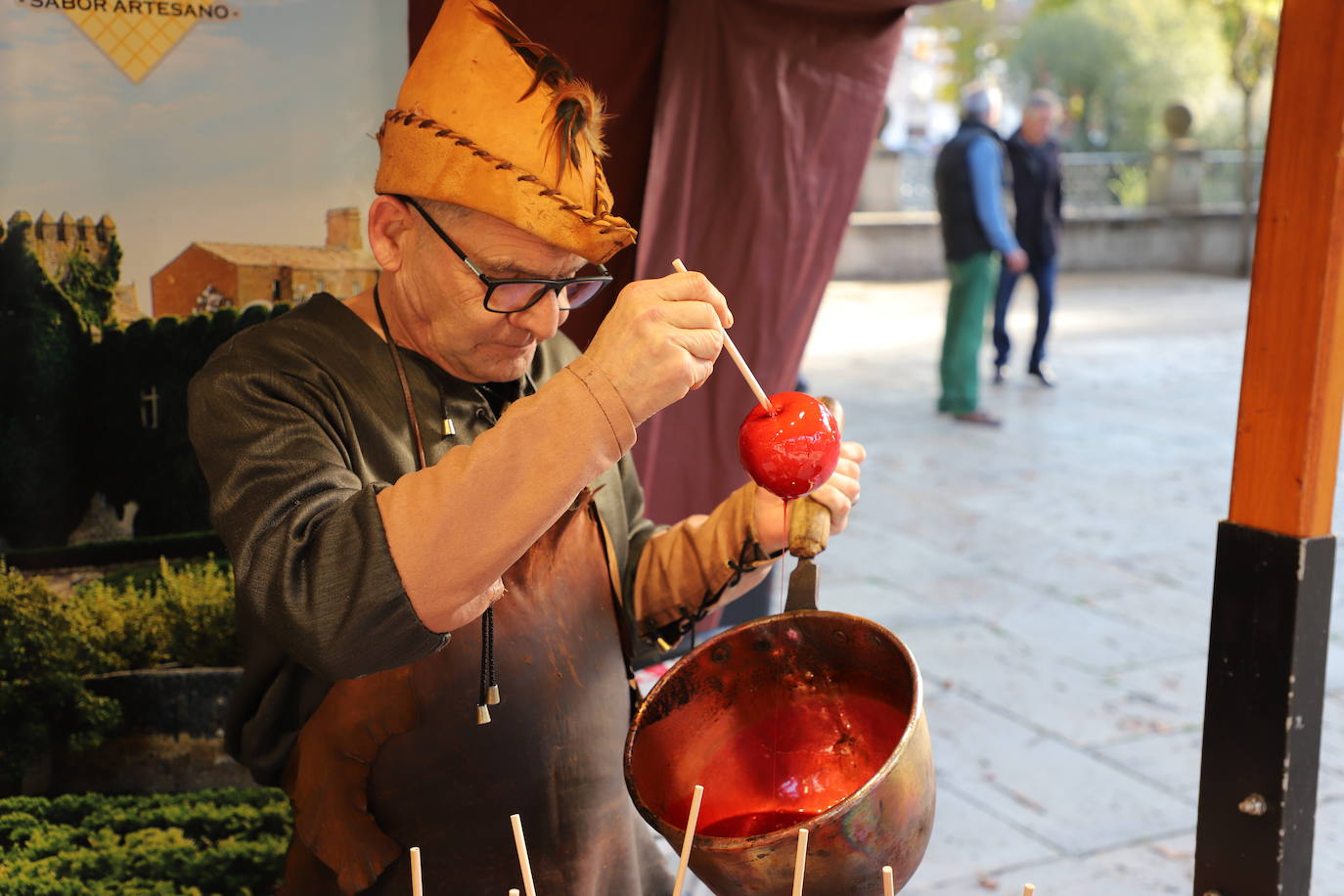 El mercado medieval del Burgos Cidiano ha arrancado este viernes con alrededor de 120 puestos en los que se puede encontrar todo tipo de productos