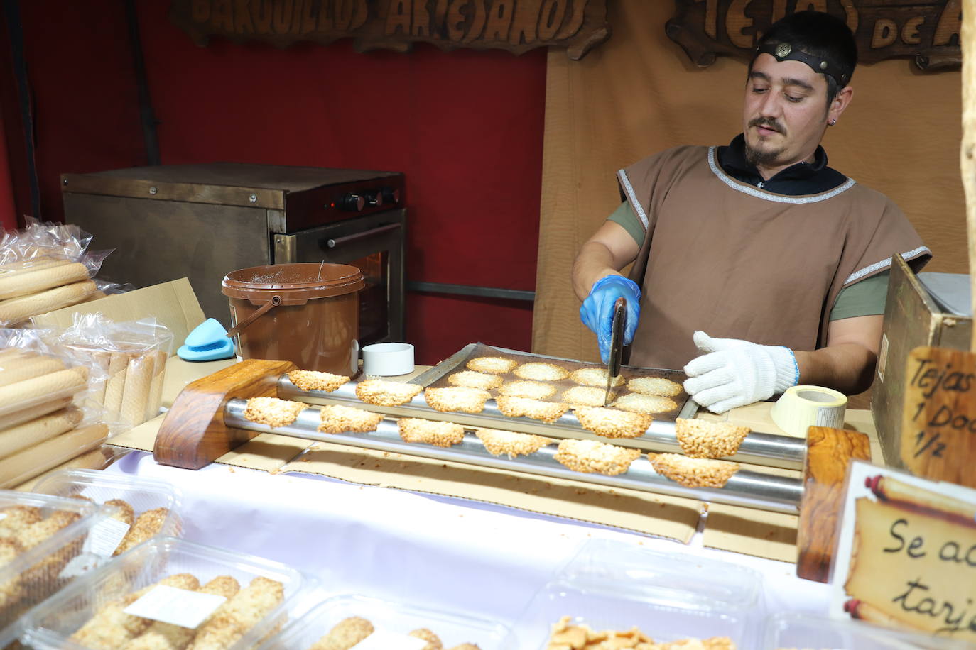 El mercado medieval del Burgos Cidiano ha arrancado este viernes con alrededor de 120 puestos en los que se puede encontrar todo tipo de productos