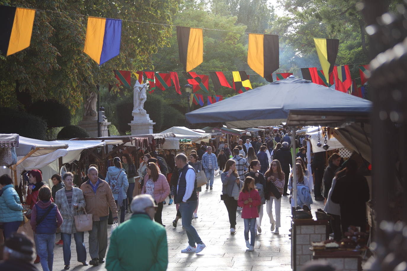 El mercado medieval del Burgos Cidiano ha arrancado este viernes con alrededor de 120 puestos en los que se puede encontrar todo tipo de productos