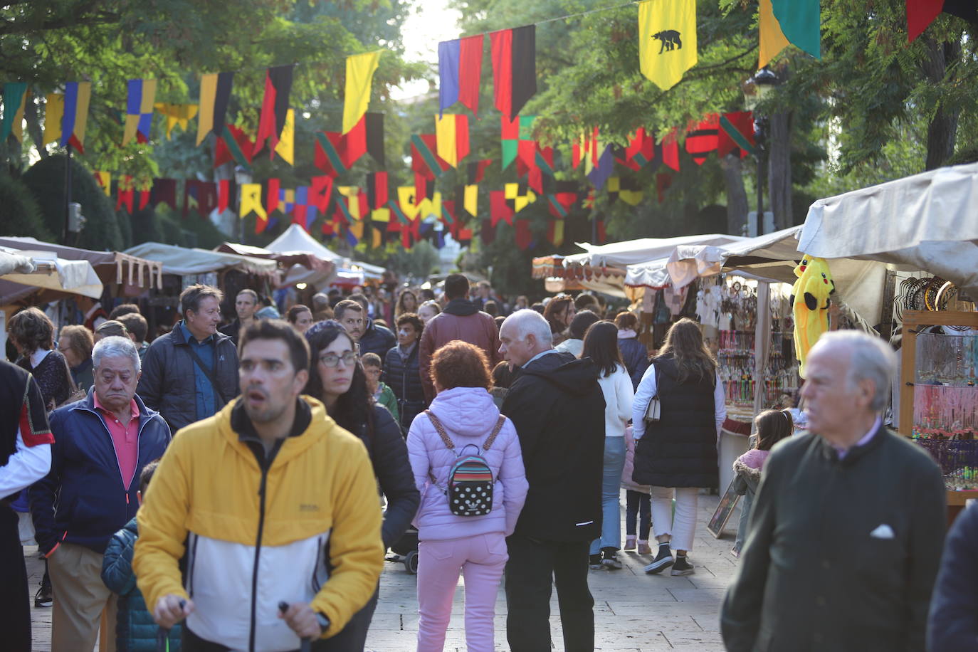 El mercado medieval del Burgos Cidiano ha arrancado este viernes con alrededor de 120 puestos en los que se puede encontrar todo tipo de productos