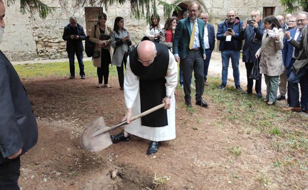 La declaración conjunta de los alcaldes fue depositada en una cápsula del tiempo que custodiará el cenobio burgalés. 