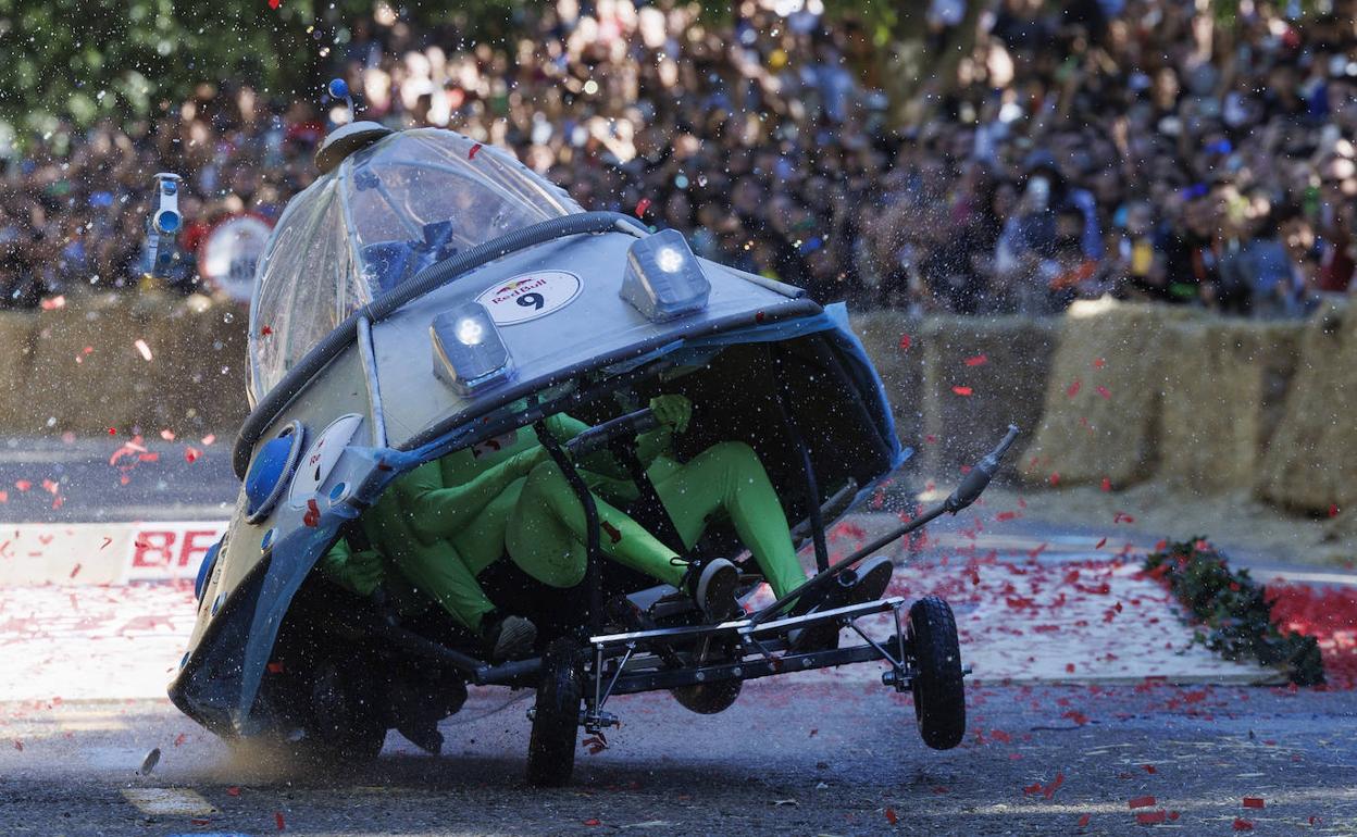 Un coche nave espacial aterriza después de un salto.