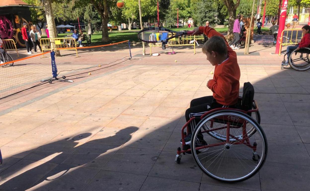 Aitor, un niño de la Escuela de Tenis, probando la modalidad. 