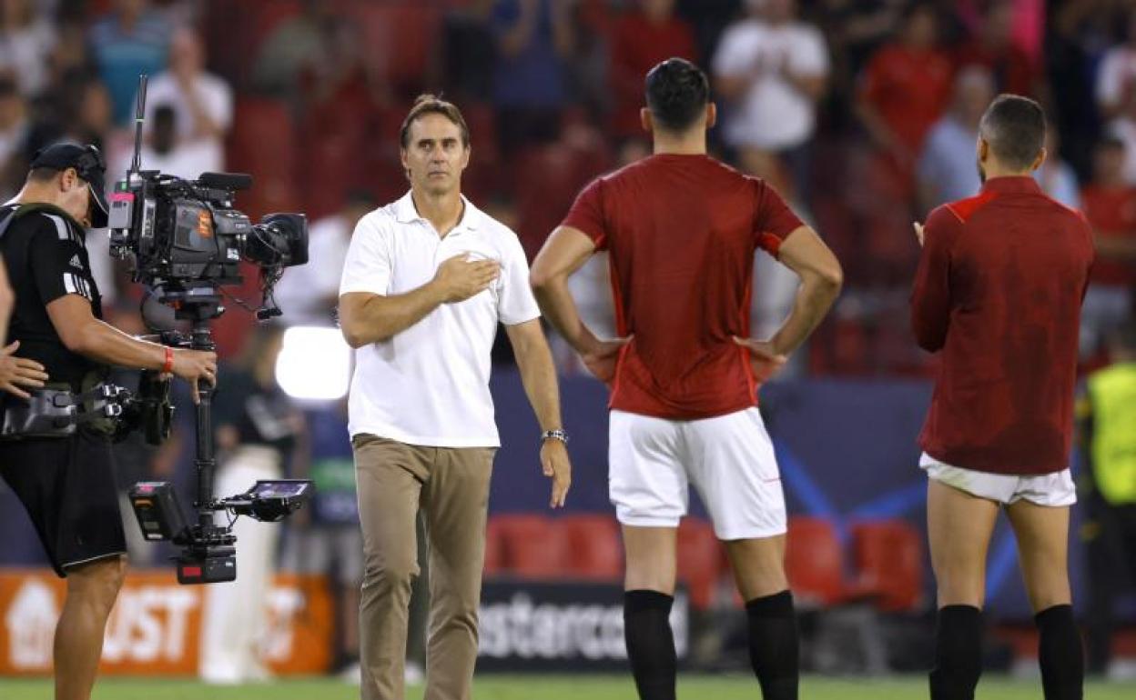 Julen Lopetegui da las gracias a la afición del Pizjuán tras la goleada sufrida ante el Dortmund. 