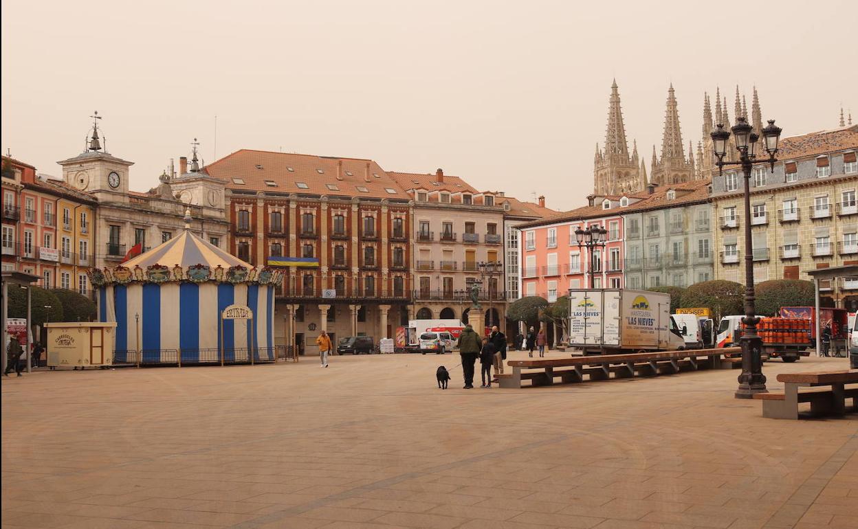 La plaza Mayor de Burgos durante un episodio de calima. 