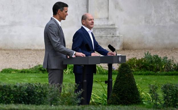 El presidente Pedro Sánchez (izquierda) y el canciller Olaf Scholz, durante el encuentro que mantuvieron el 30 de agosto en la localidad alemana de Meseberg.