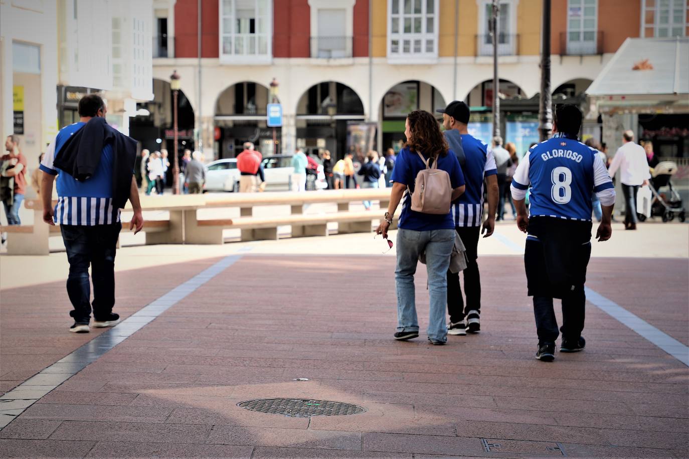 Fotos: Miles de gloriosos se preparan en Burgos para recibir al Alavés