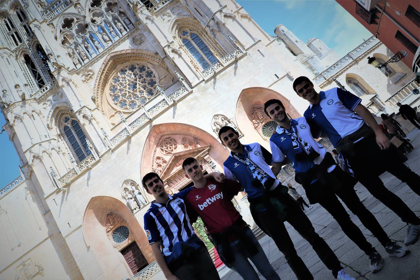 Fotos: Miles de gloriosos se preparan en Burgos para recibir al Alavés