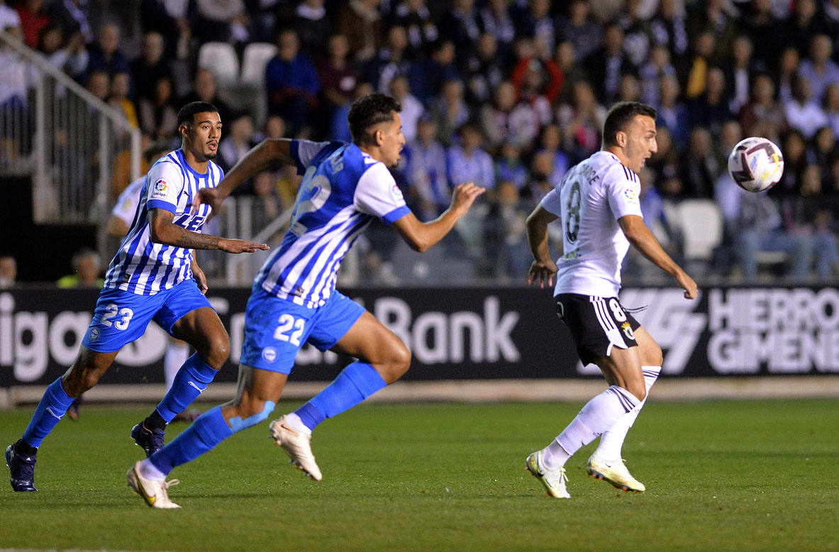 Imágnes de la goleada del Burgos CF ante el Deportivo Alavés en El Plantío