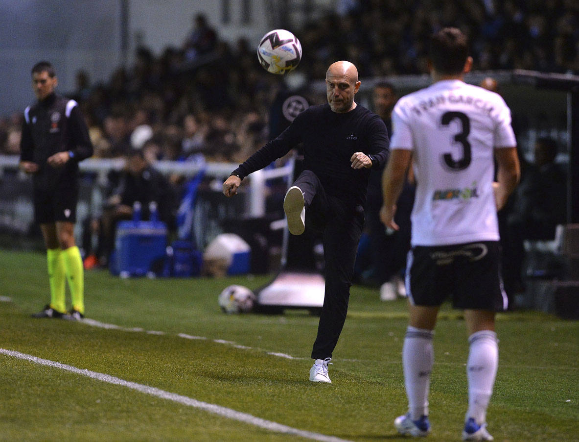 Imágnes de la goleada del Burgos CF ante el Deportivo Alavés en El Plantío