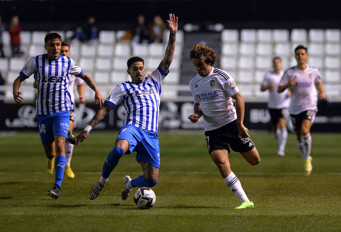 Imágnes de la goleada del Burgos CF ante el Deportivo Alavés en El Plantío