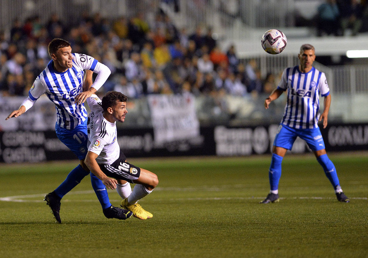 Imágnes de la goleada del Burgos CF ante el Deportivo Alavés en El Plantío