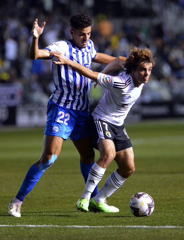 Imágnes de la goleada del Burgos CF ante el Deportivo Alavés en El Plantío