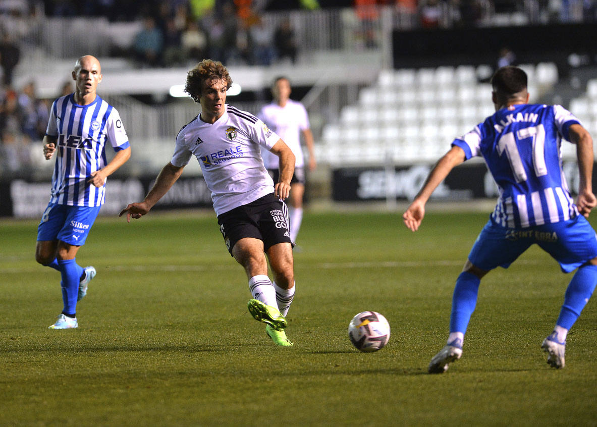 Imágnes de la goleada del Burgos CF ante el Deportivo Alavés en El Plantío