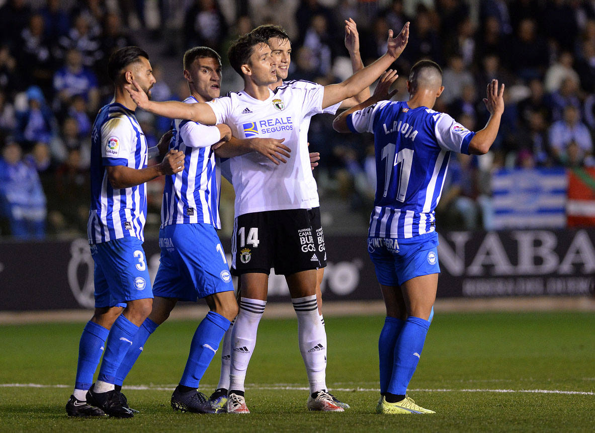 Imágnes de la goleada del Burgos CF ante el Deportivo Alavés en El Plantío