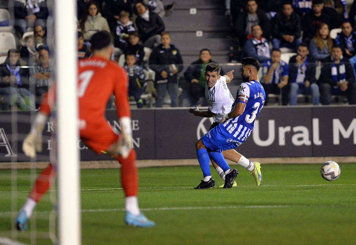 Imágnes de la goleada del Burgos CF ante el Deportivo Alavés en El Plantío