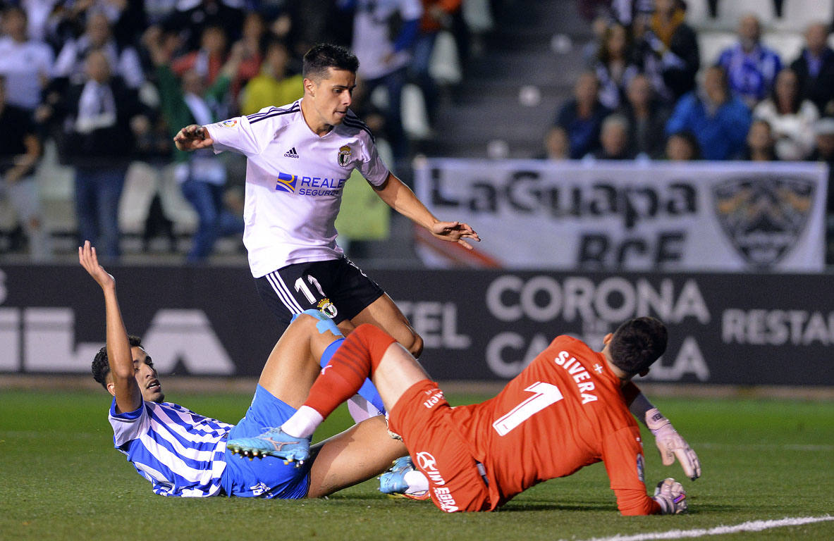 Imágnes de la goleada del Burgos CF ante el Deportivo Alavés en El Plantío