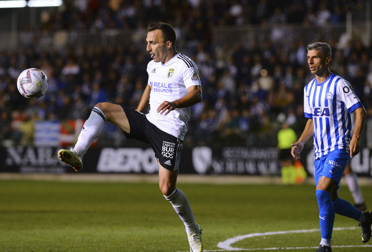 Imágnes de la goleada del Burgos CF ante el Deportivo Alavés en El Plantío