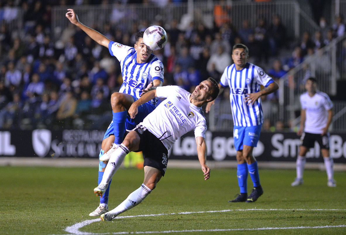 Imágnes de la goleada del Burgos CF ante el Deportivo Alavés en El Plantío