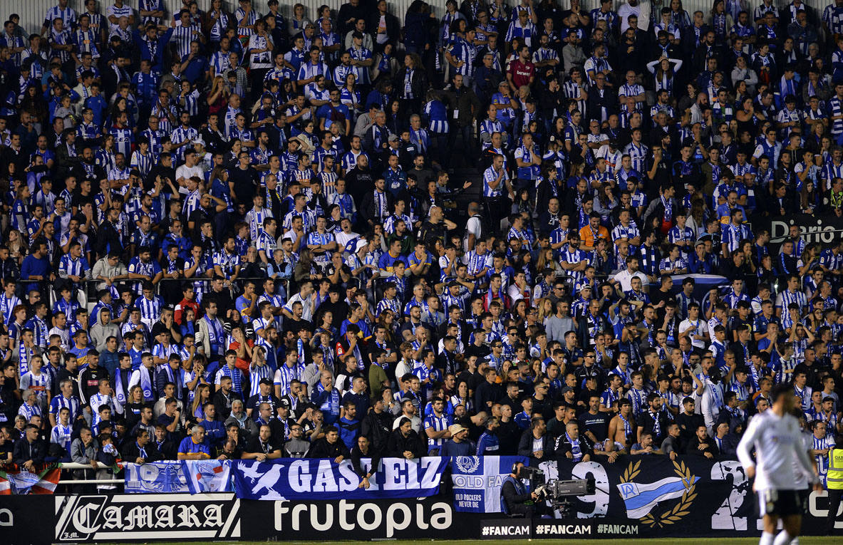 Imágnes de la goleada del Burgos CF ante el Deportivo Alavés en El Plantío