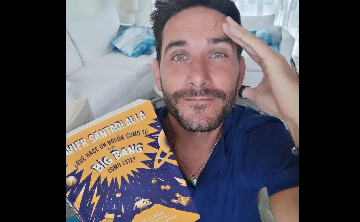 Javier Santaolalla con su libro '¿Qué hace un bosón como tú en un Big Bang como este?'. 