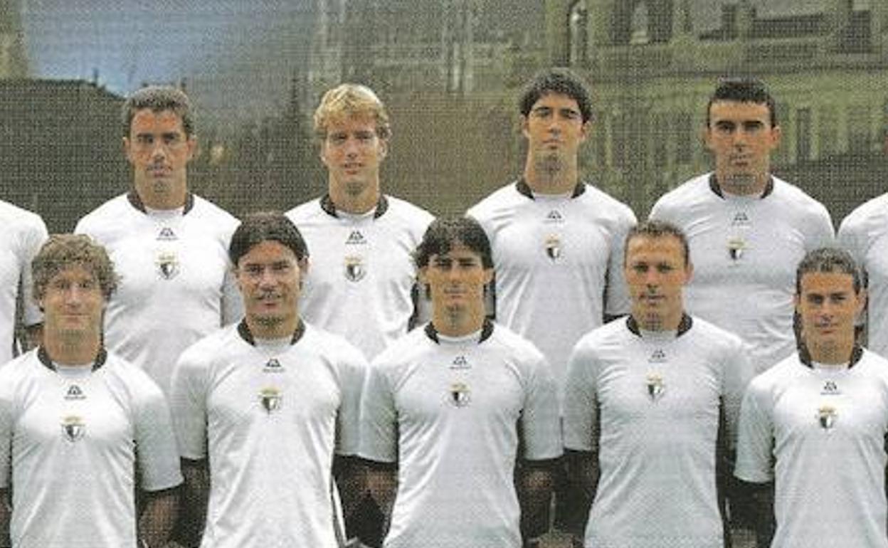 Aduriz posa junto a sus compañeros con la camiseta del Burgos CF durante su cesión en la temporada 2003-2004