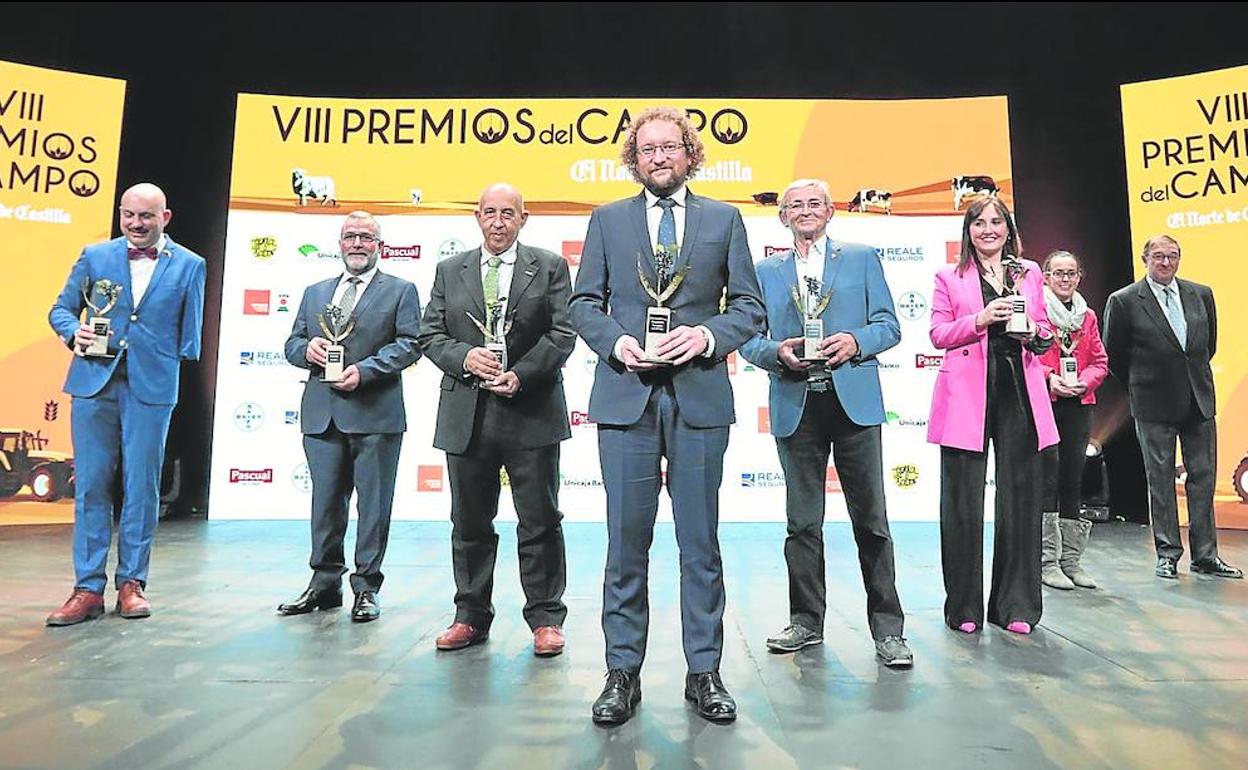 Los galardonados en la anterior edición de los Premios del Campo posan para la foto de familia. 