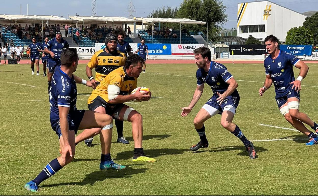 Un jugador gualdinegro intenta avanzar ante la defensa del cuadro sevillano en la derrota del Recoletas UBU Burgos en La Cartuja