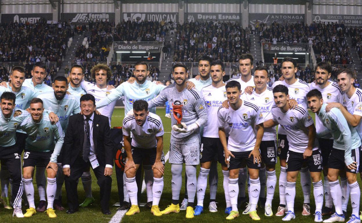 Caro pasa junto a sus compañeros con el trofeo que le acredita como mejor jugador de septiembre en Segunda División