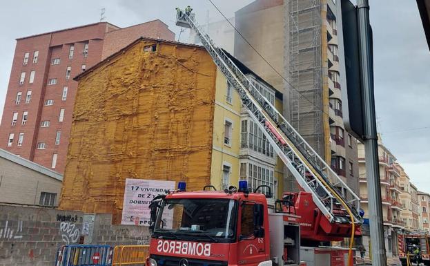 Los Bomberos de Miranda trabajan para controlar la situación tras el desploma de la estrucutra de un edificio de la calle San Agustín