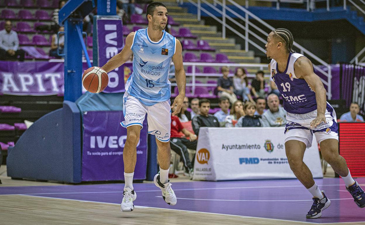 Álex López con el balón en el último partido disputado entre San Pablo Burgos y RV Baloncesto en el Polideportivo Pisuerga