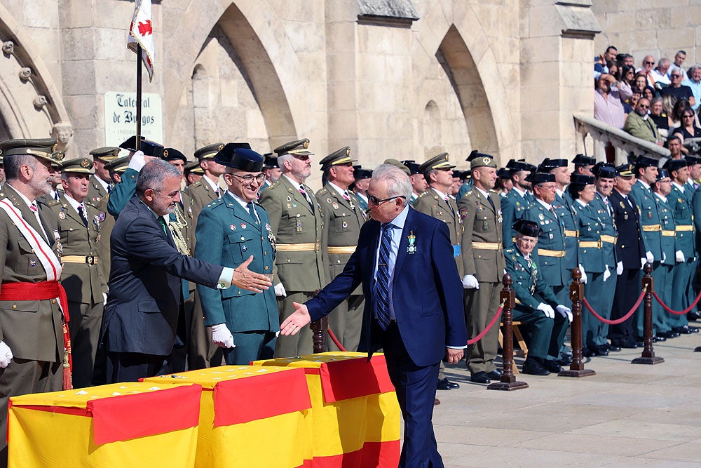 Fotos: La Guadia Civil de Burgos ha impuesto 23 condecoraciones en la Virgen del Pilar