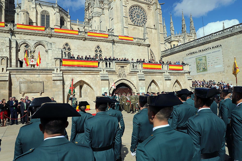 Fotos: La Guardia Civil celebra la Virgen del Pilar a los pies de la Catedral de Burgos