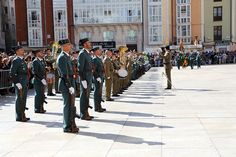 Fotos: La Guardia Civil celebra la Virgen del Pilar a los pies de la Catedral de Burgos