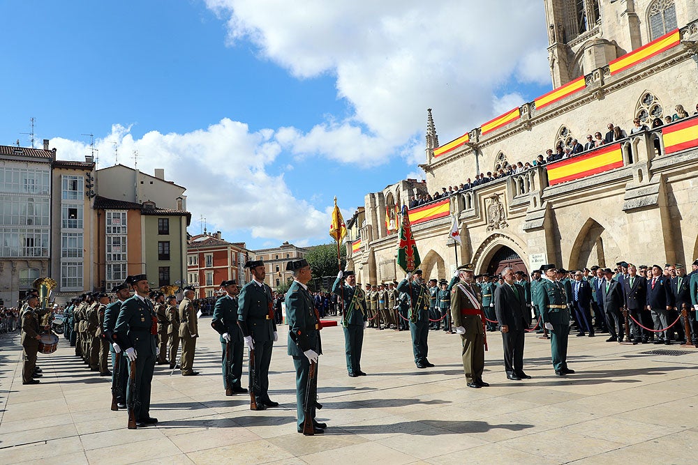 Fotos: La Guardia Civil celebra la Virgen del Pilar a los pies de la Catedral de Burgos