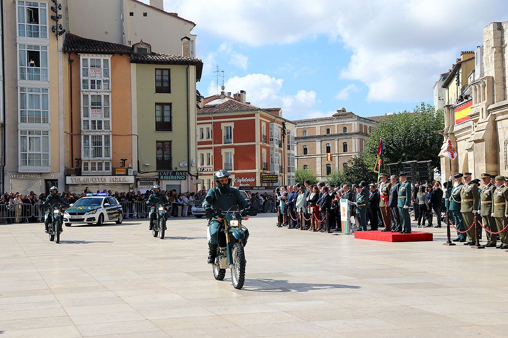 Fotos: La Guardia Civil celebra la Virgen del Pilar a los pies de la Catedral de Burgos