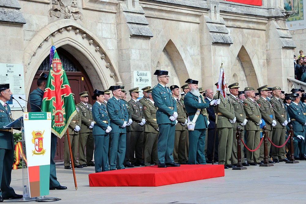 Fotos: La Guardia Civil celebra la Virgen del Pilar a los pies de la Catedral de Burgos