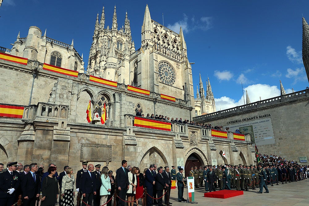 Fotos: La Guardia Civil celebra la Virgen del Pilar a los pies de la Catedral de Burgos