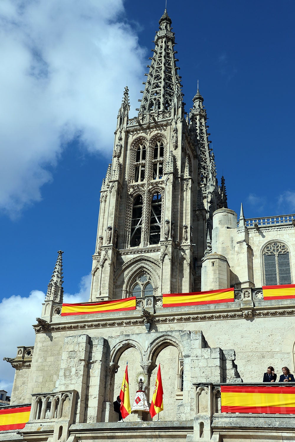 Fotos: La Guardia Civil celebra la Virgen del Pilar a los pies de la Catedral de Burgos