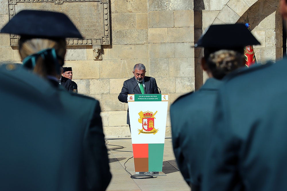 Fotos: La Guardia Civil celebra la Virgen del Pilar a los pies de la Catedral de Burgos