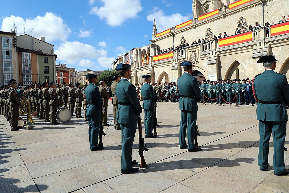 Fotos: La Guardia Civil celebra la Virgen del Pilar a los pies de la Catedral de Burgos