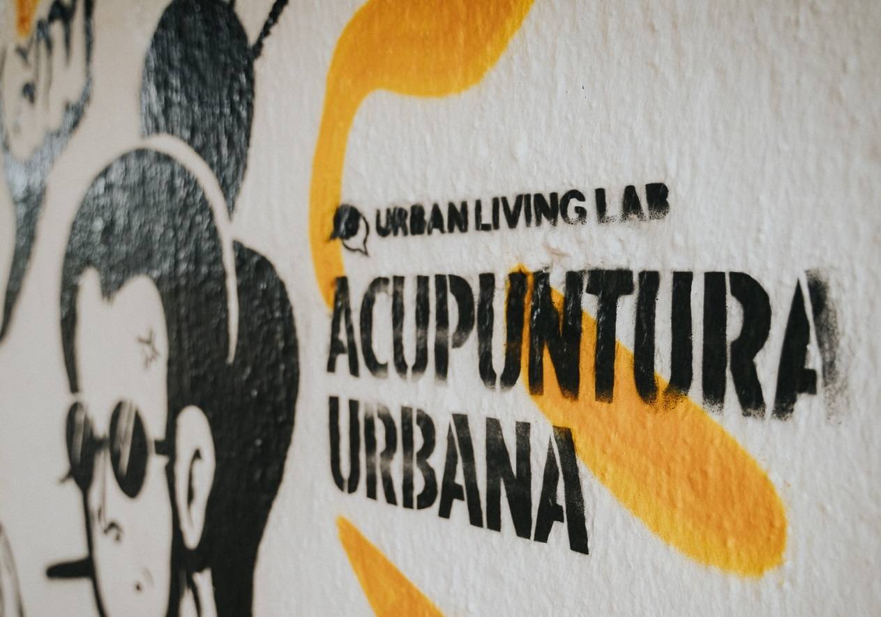 Antes y después de los espacios repintados con murales de 'Acupuntura Urbana'