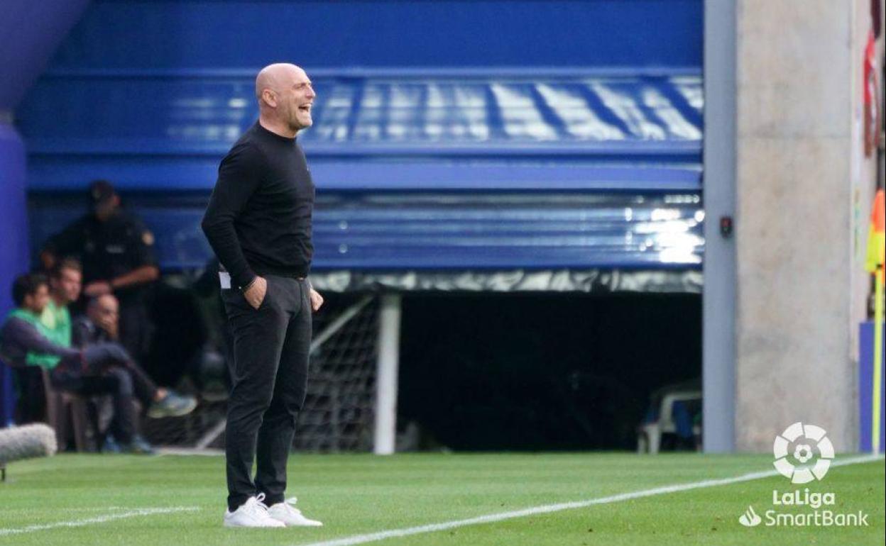 Calero alecciona a sus futbolistas durante el partido ante el Andorra