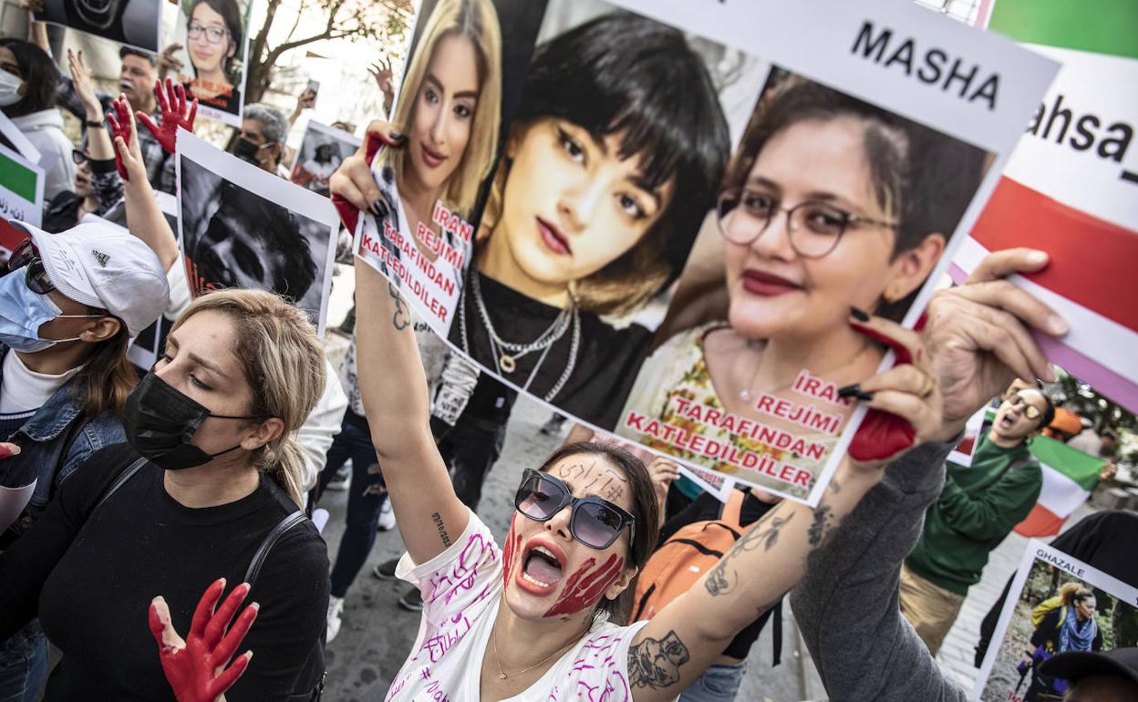 Protesta ante la Embajada iraní en Estambul. 